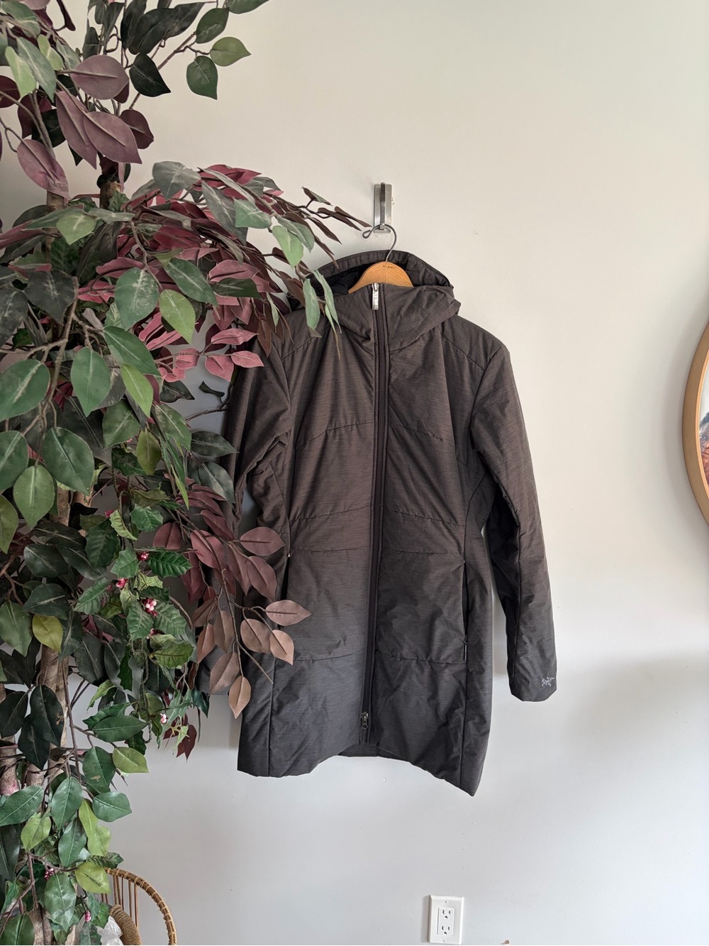 Arc’teryx darra Long Hooded Puffer Coat in Dark gray - Picture 6 of 12